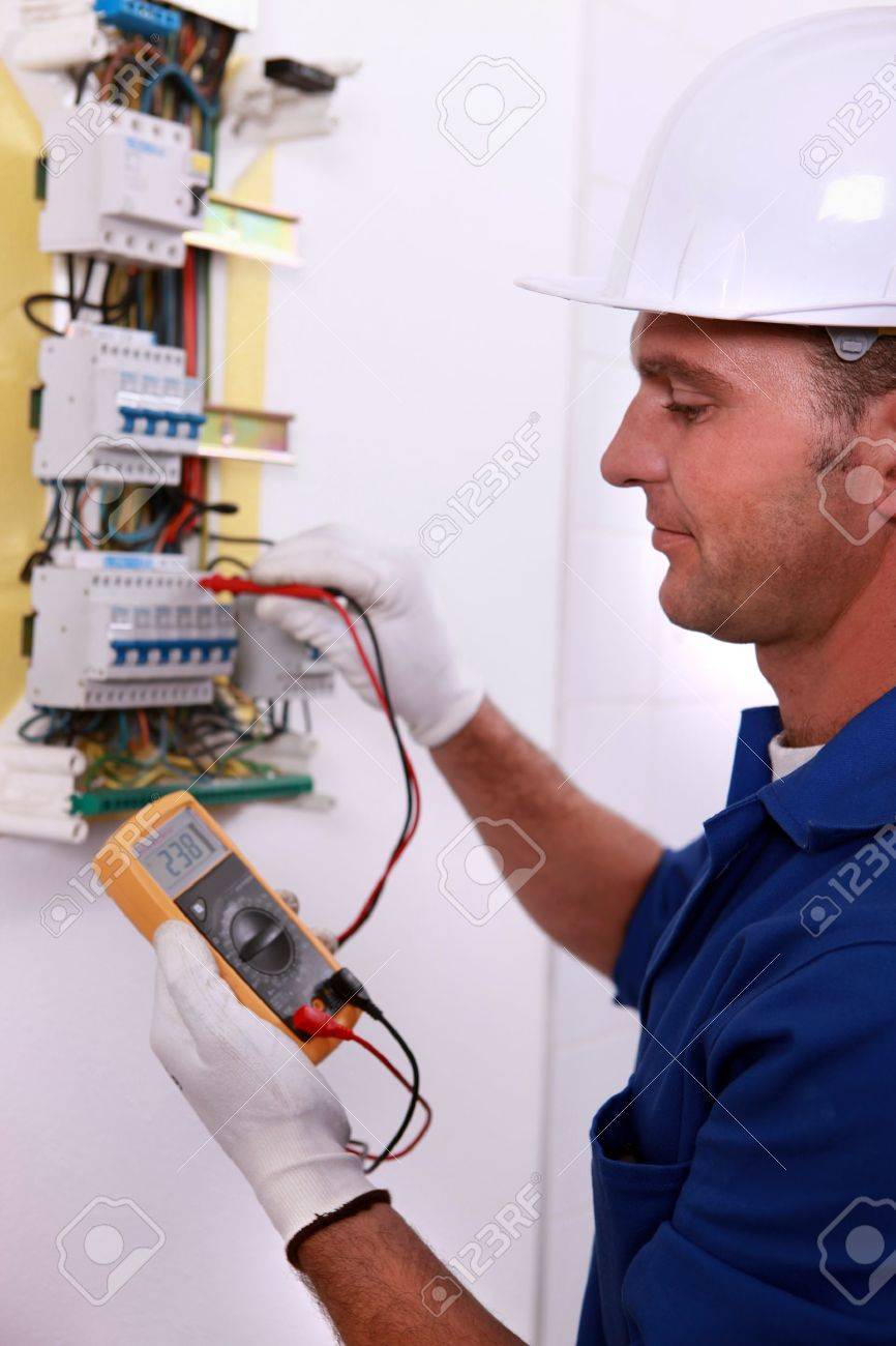 13782424electricianinspectingfusebox_1 13782424electricianinspectingfusebox_1