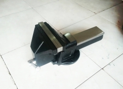 BLACK STEEL HEAVY DUTY BENCH VISE 8″