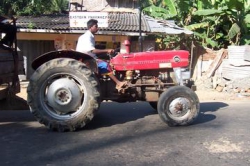 135-49 D ට්‍රැක්ටරය සහ අලුත්ම ට්‍රේලරය