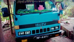 Isuzu ELF lorry 1982